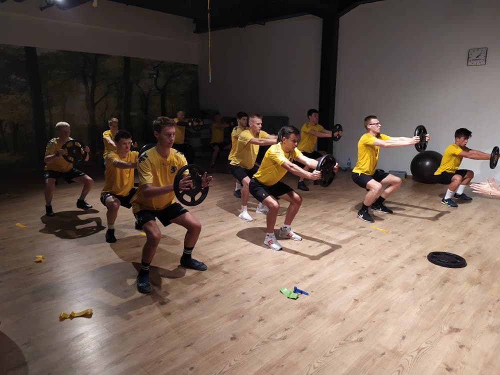 Grupa ćwicząca wspólnie w klubie Cross Box