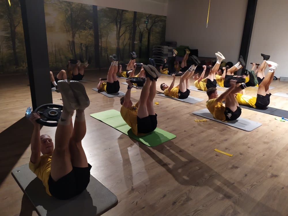 Ćwiczenia mięśni brzucha w grupie na matach